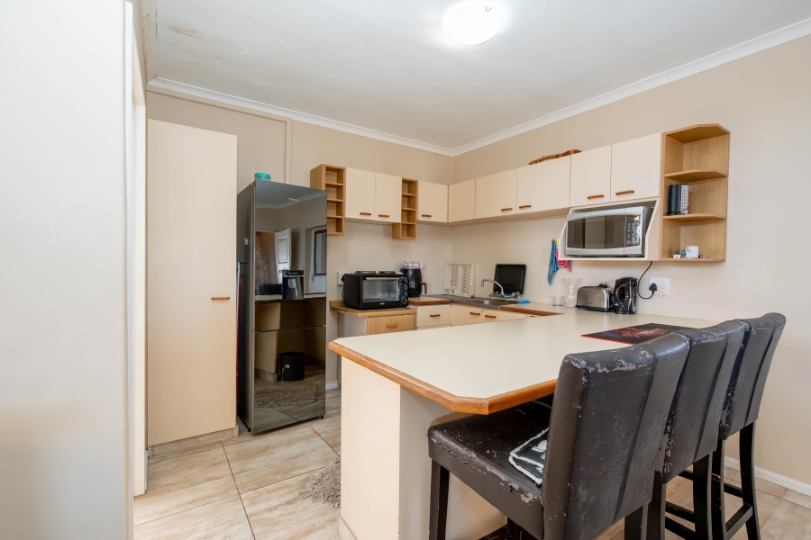 8 Bedroom Property for Sale in Middedorp Western Cape